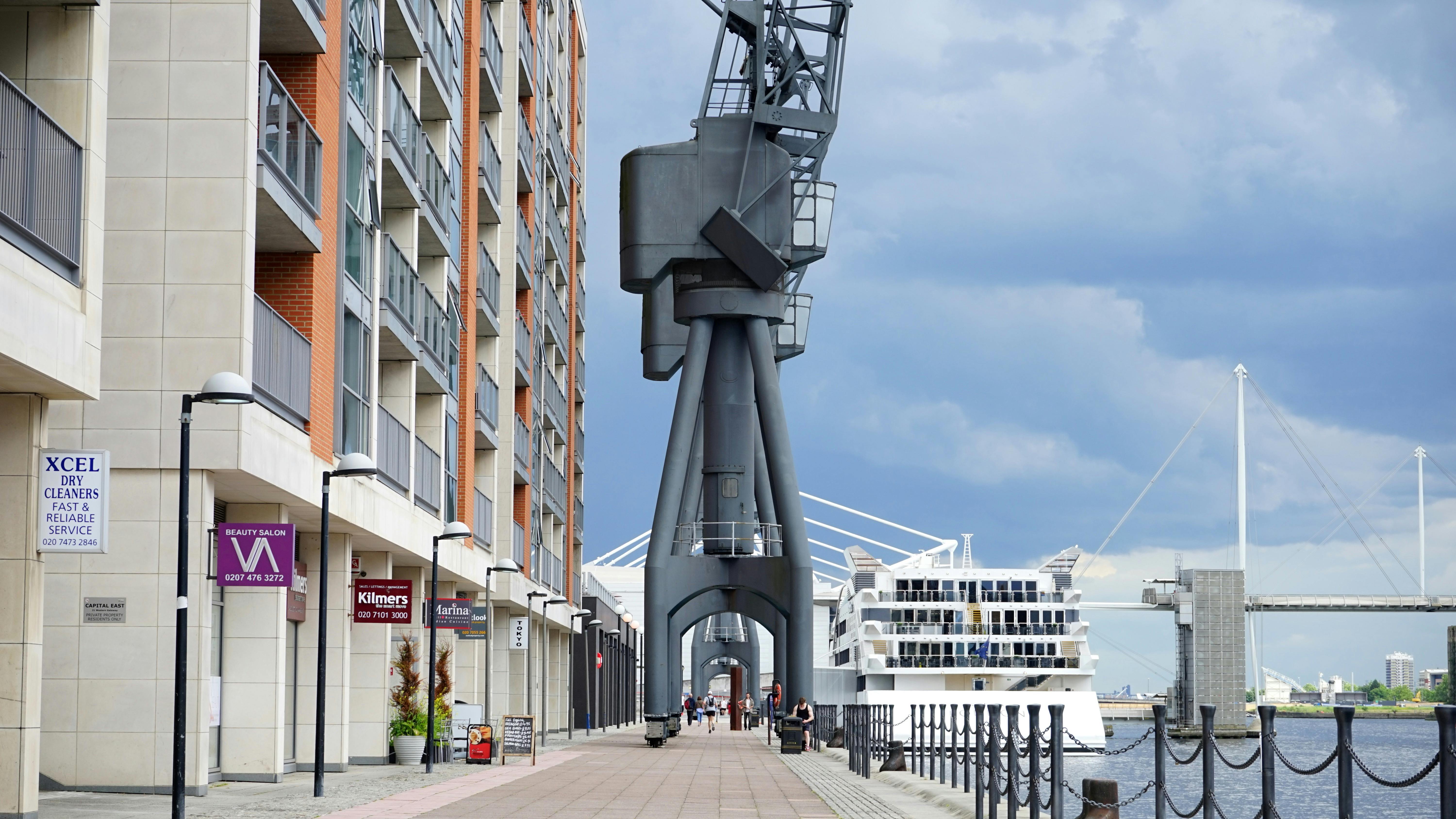 Edificio residencial y comercial en construcción con grúas torre