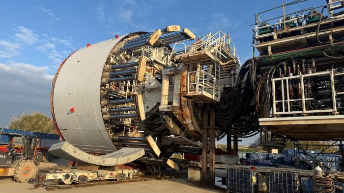 Obra de infraestructura pública: construcción de túnel y estación de metro